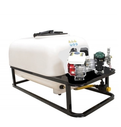 Depósito de pulverização agrícola branco com motor e estrutura metálica preta