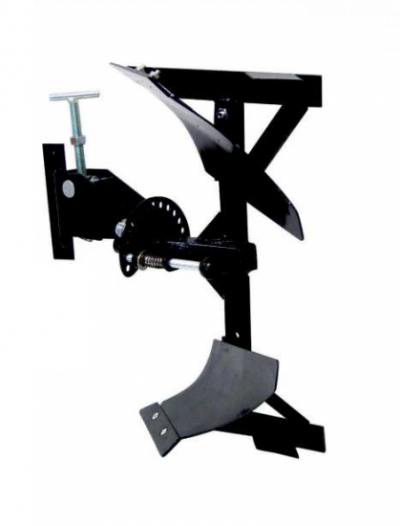 Arado agrícola em metal preto com parafuso de ajuste lateral prateado