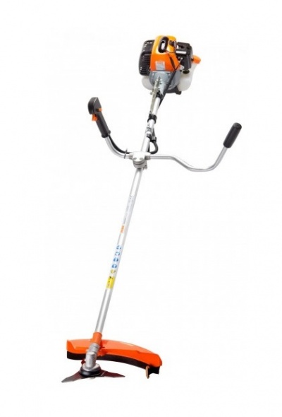 aparato de jardinagem com motor e lâmina tripla em fundo branco