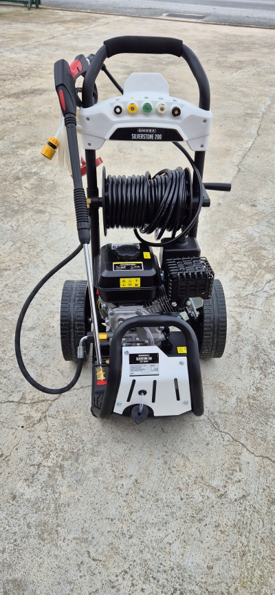 Lavadora pressão Omega Silverstone 200 preta com mangueira e manípulo em cimento