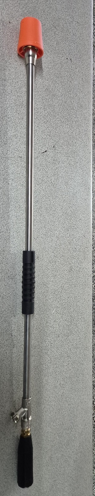 Ferramenta longa metálica com cabo preto texturizado e ponta laranja