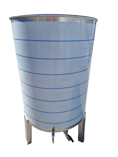 Depósito metálico prateado com linhas azuis e torneiras na base