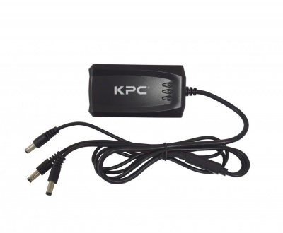 Adaptador de energia KPC preto com três cabos de saída e cabo principal