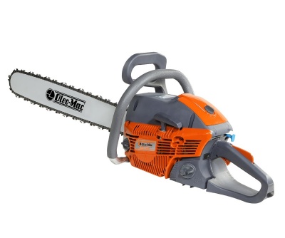 Motosserra Oleo-Mac laranja e cinzenta com lâmina metálica prateada