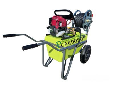 Carrinho com pulverizador portátil amarelo e motor vermelho e preto