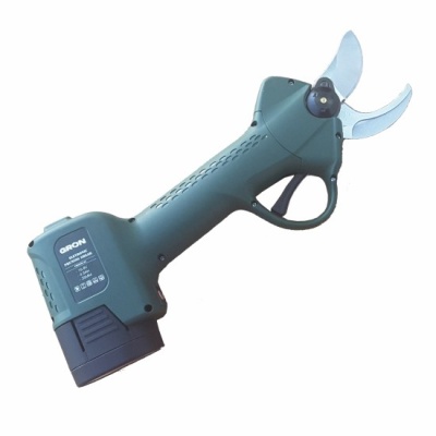 Tesoura elétrica verde com lâminas metálicas e etiqueta preta