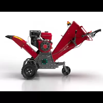 Triturador de ramos vermelho com motor a gasolina e duas rodas em fundo branco