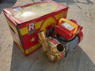 Bomba de água metálica vermelha e dourada ao lado da caixa da marca Rover Pompe