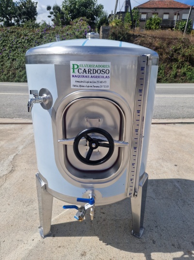 Tanque metálico cilíndrico prateado com porta circular e etiquetas de identificação