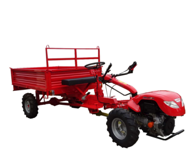 Veículo agrícola vermelho com caixa de carga traseira aberta e pneus grandes