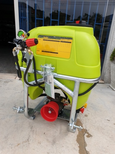 Pulverizador agrícola verde com estrutura metálica e indicador de pressão