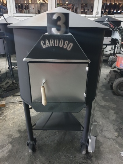 Forno metálico negro com porta de aço inoxidável e texto CARDOSO