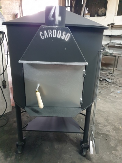 Forno metálico cinza com palavra CARDOSO em ambiente industrial