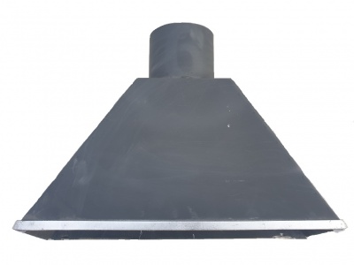 Extrator de fumos industrial metálico cinzento escuro trapezoidal.