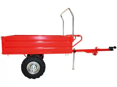 Carrinho reboque agrícola vermelho com duas rodas grandes e barra de tração