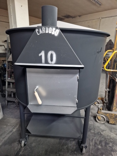 Fogão industrial em metal preto com porta cinza, inscrição CARDOSO e número 10.