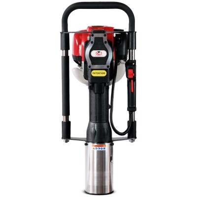 Máquina industrial com manípulo preto, motor vermelho e corpo metálico prateado.