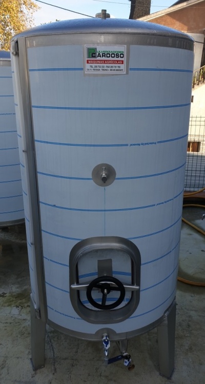 Tanque de aço inoxidável com tampa e torneira, etiqueta Alvercaçadora Cardoso