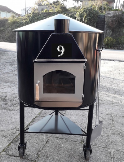 Forno de metal preto com porta de vidro e número 9 em placa preta