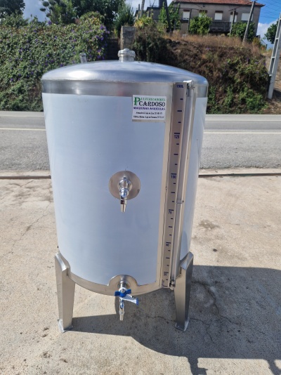Depósito metálico cilíndrico com torneiras e escala de nível