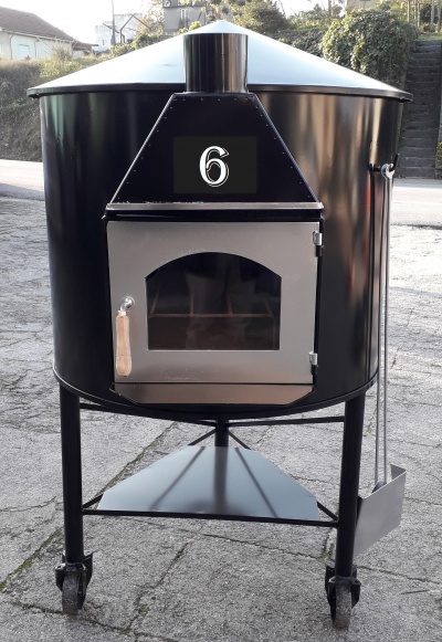 Forno metálico preto redondo com porta de vidro e número 6 na chaminé