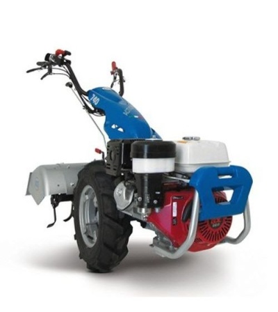 Motocultivador azul com motor vermelho e branco e pneus grandes