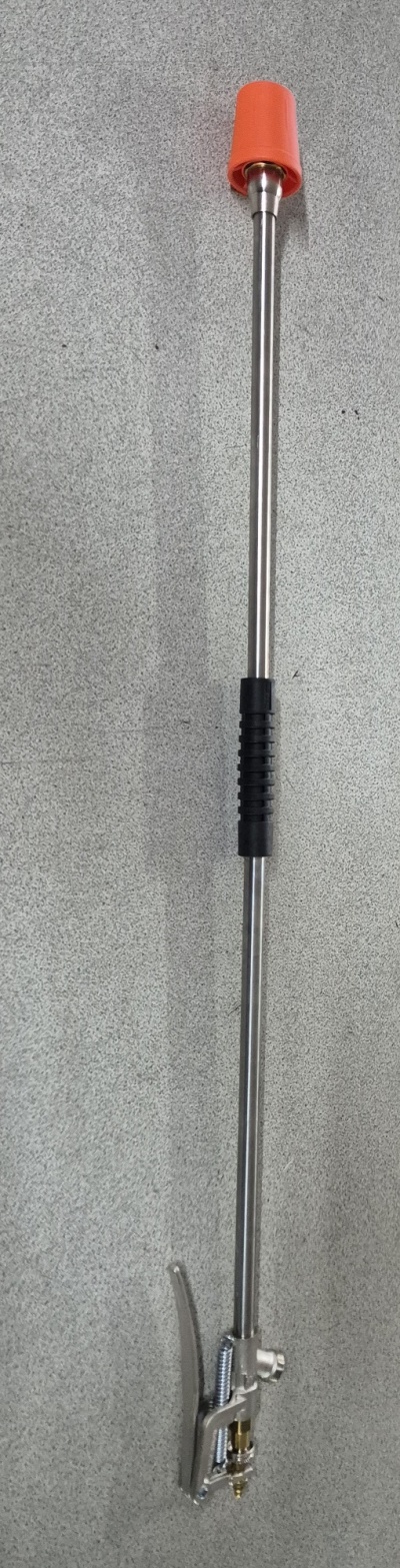 Ferramenta com cabo preto, haste metálica e tampa laranja