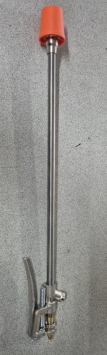 Pistola de pintura com pega laranja e tubo metálico comprido sobre superfície cinza