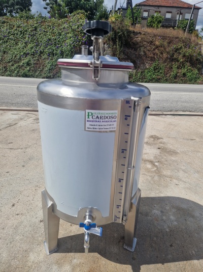 Tanque de aço inoxidável com torneira e visor de nível ao ar livre