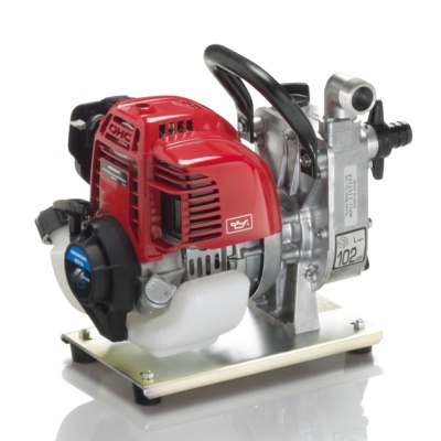 Motobomba de combustível vermelha e metálica com base.