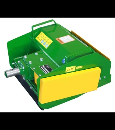 Máquina agrícola verde com proteção amarela e etiquetas de segurança