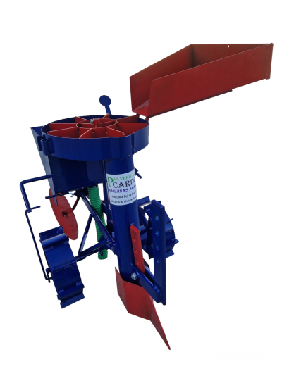 Máquina agrícola azul e vermelha com etiqueta e mecanismo circular