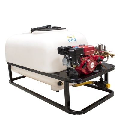 Equipamento com tanque branco e motor vermelho numa estrutura preta