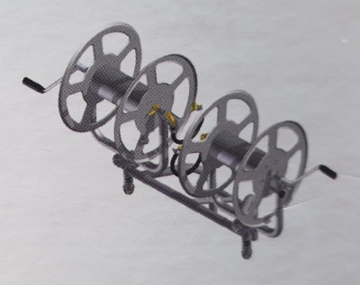 Suporte metálico com três bobinas circulares cinzentas para cabos