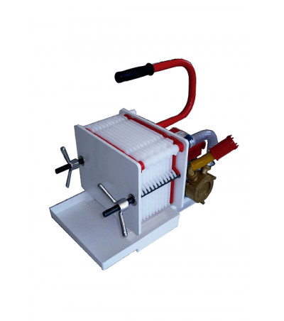 Filtro manual com placas brancas e estrutura metálica com alça vermelha