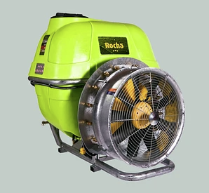 Pulverizador agrícola verde com hélice metálica e etiqueta 'Rocha'