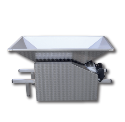 Moedor de carne industrial metálico com funil branco e motor