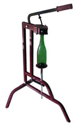 Máquina de abrir garrafas metal vermelho com garrafa verde