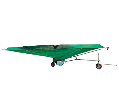 Estrutura metálica com cobertura verde e rodas vermelhas