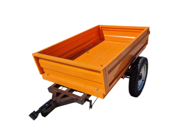 Reboque agrícola laranja com estrutura metálica e rodas negras