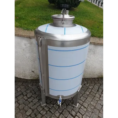 Contentor cilíndrico industrial em aço inoxidável com riscas azuis e torneira