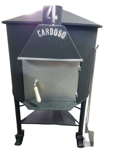 Forno metálico preto com porta cinzenta e texto CARDOSO, com pega branca e pá metálica ao lado