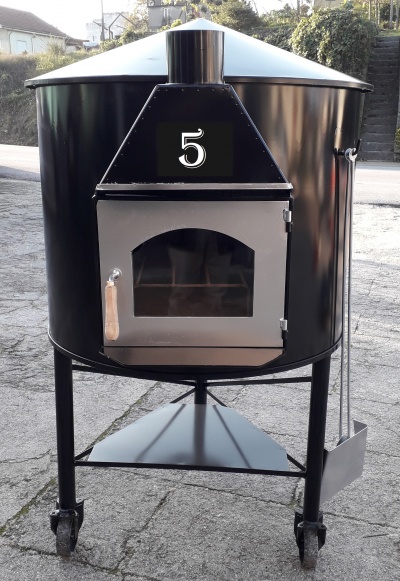 Forno exterior preto com porta cinzenta e número 5