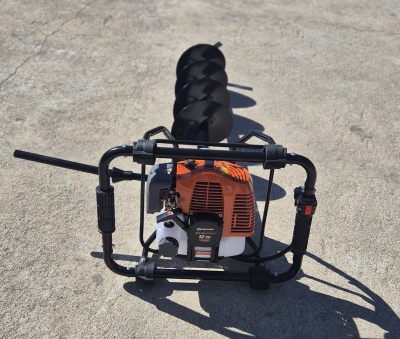 Motoenxada Daewoo 52 CC laranja e branco com broca helicoidal preta