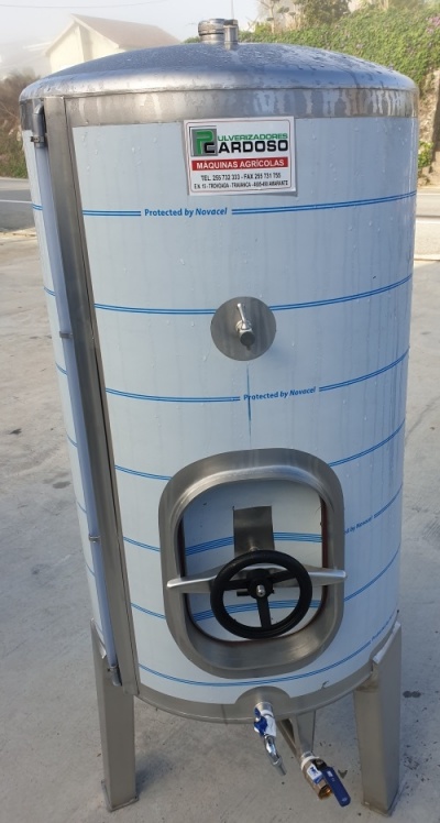 Depósito metálico cilíndrico branco com válvula e porta, etiqueta de empresa e riscas azuis