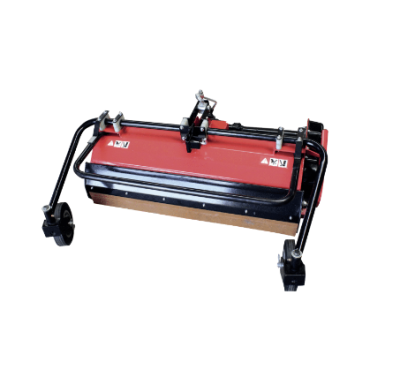 máquina agrícola vermelha e preta com rodas e estrutura metálica