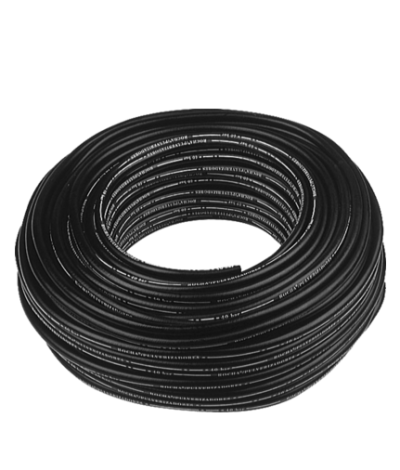 Bobina de cabo preto com escrita branca enrolada sobre fundo branco