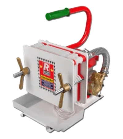 Máquina de soldadura branca com alavancas douradas e pega verde e vermelha.