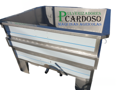 Pulverizador metálico branco com texto verde, preto e azul em ambiente externo