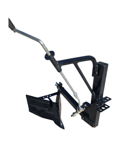 Ferramenta agrícola metálica preta com manípulo prateado e placa curva